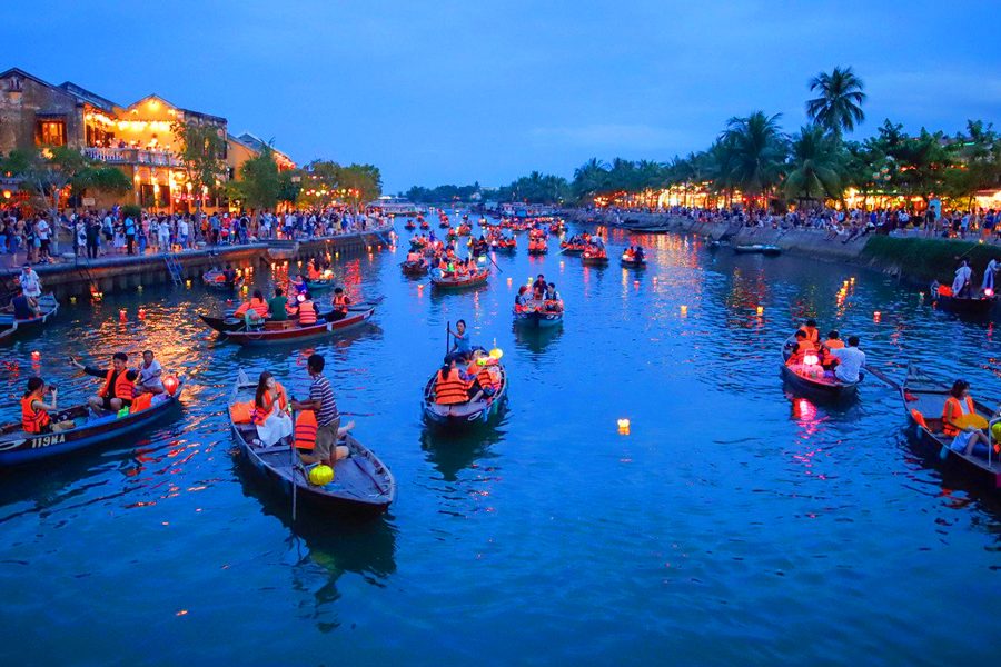 Hoi An City Tour – Boat Ride – Drop Flower Lantern (Your Option: Street Food / Ao Dai)