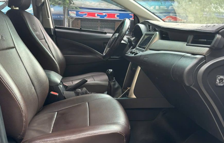 7 seater car – Tan Son Nhat airport pick-up and drop-off service