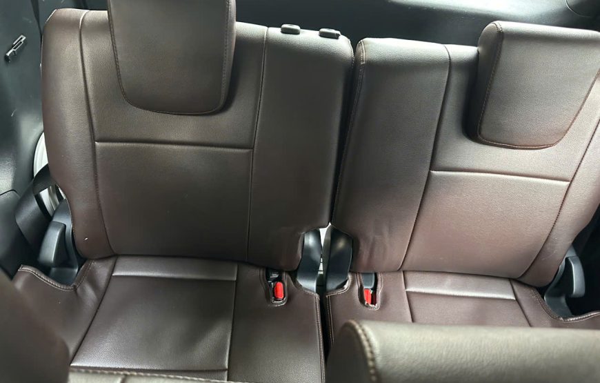 7 seater car – Tan Son Nhat airport pick-up and drop-off service