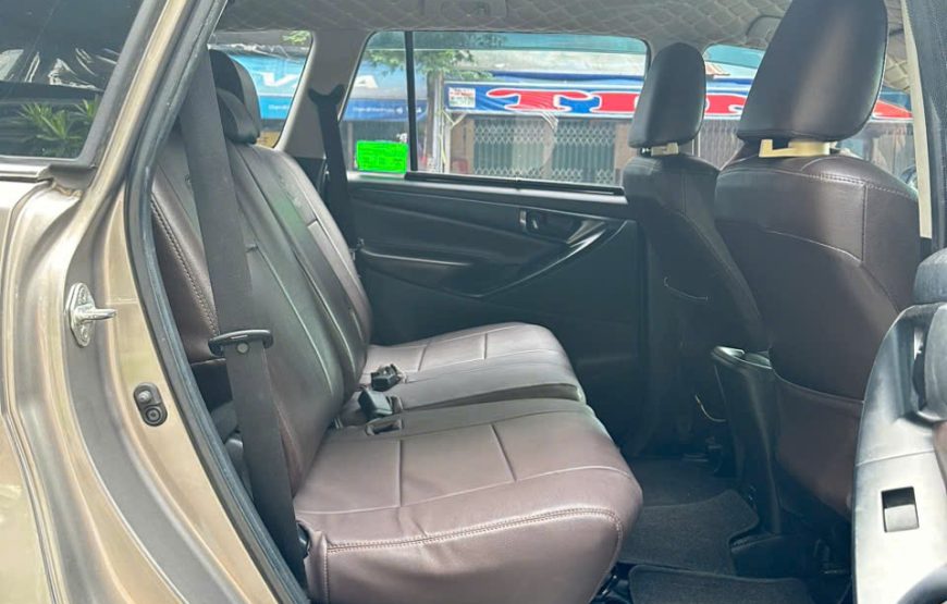 7 seater car – Tan Son Nhat airport pick-up and drop-off service