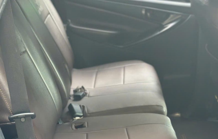 7 seater car – Tan Son Nhat airport pick-up and drop-off service